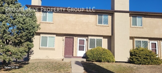 Building Photo - Tastefully updated townhome!