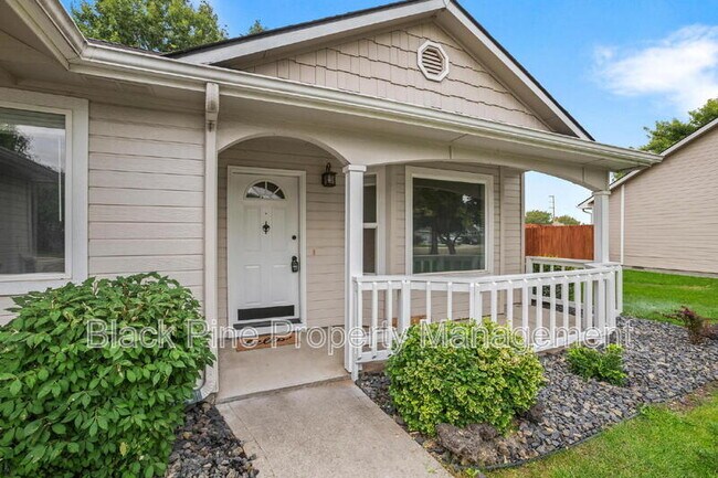 Building Photo - 543 W Bosanka Dr