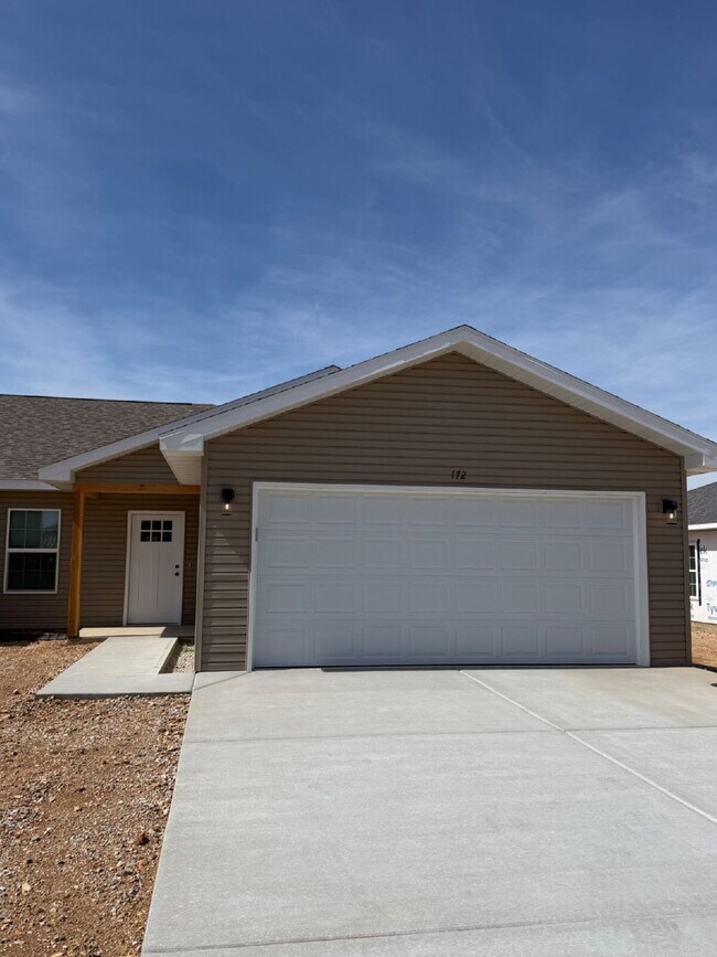 Building Photo - Modern efficiency with 4 Bedrooms on one level