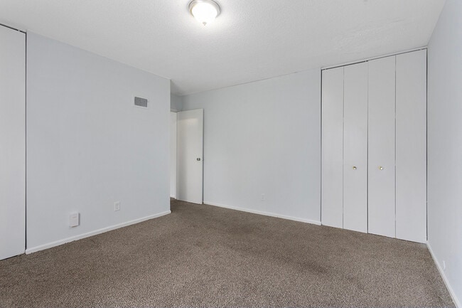 Building Photo - 418 W 89th St