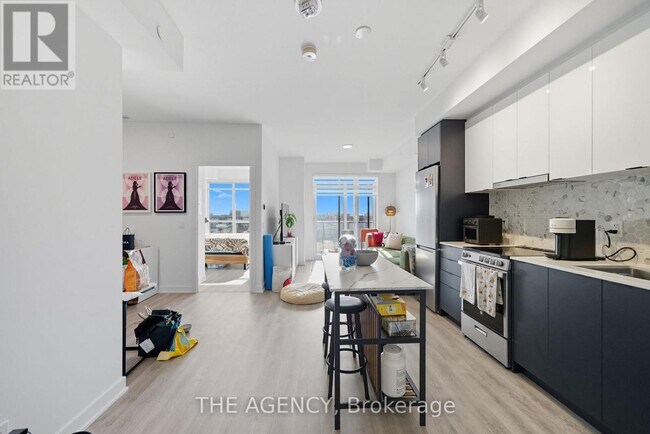 Photo du bâtiment - 30 Upper Mall Wy