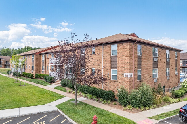 Building Photo - Woodbridge Village