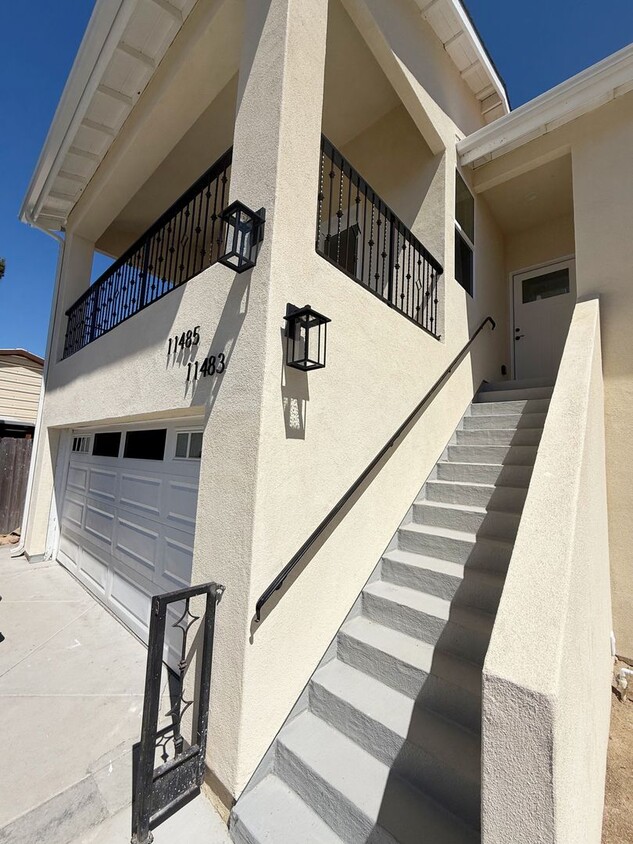 Primary Photo - Gorgeous 1 Bed/1 Bath Upstairs unit, all n...