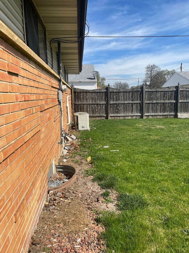 Building Photo - Beautiful 2 Bedroom Single Home!! Fenced i...