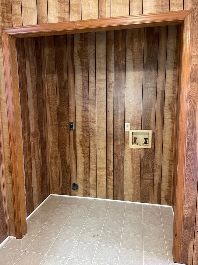 Building Photo - 352