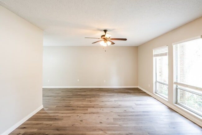Building Photo - 2701 Kinnon Dr