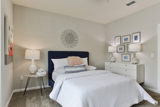 2BR, 2BA - 1,025 SF - The Parke at Oakley