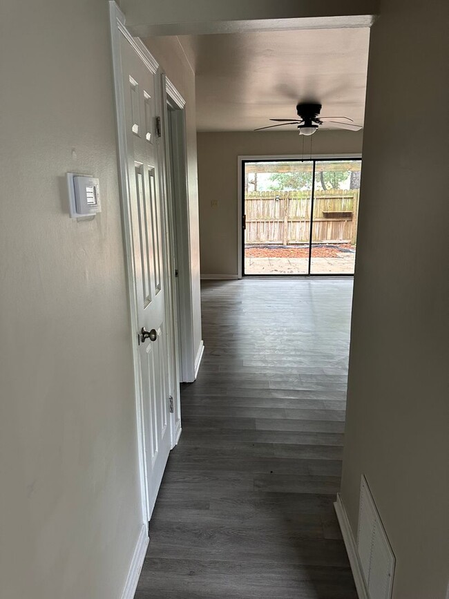Building Photo - MUST SEE TOWNHOUSE!!!