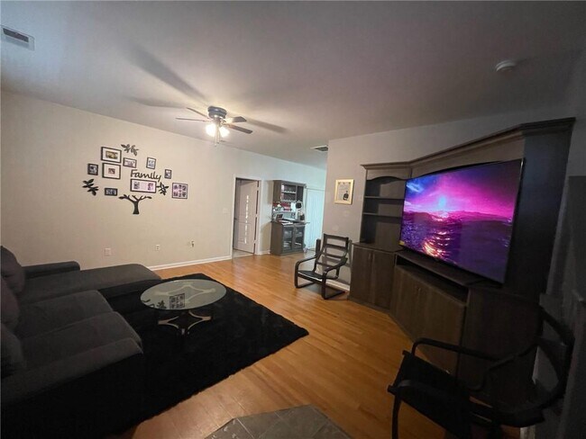 Building Photo - 2409 Leytonstone Dr