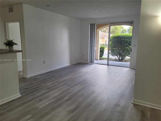 Foto del edificio - 7910 N Nob Hill Rd