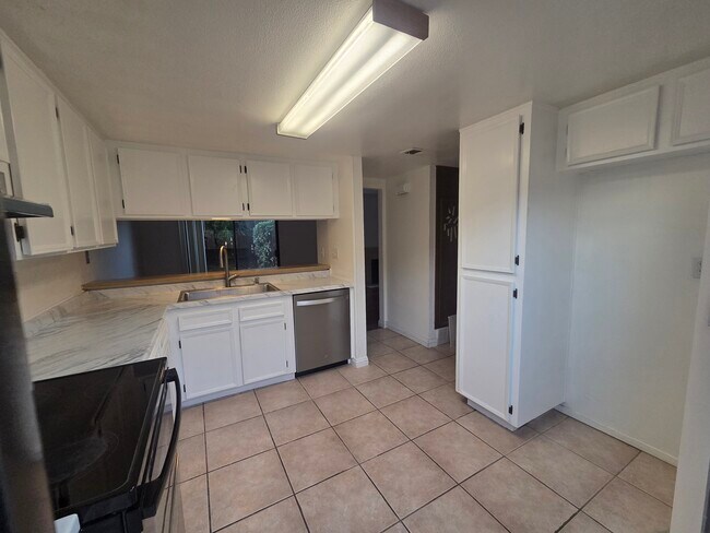 Building Photo - 140 E El Norte Pkwy