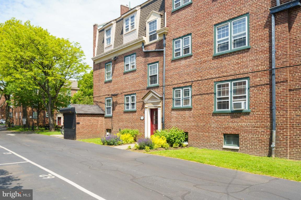 Primary Photo - 672 Perth Pl