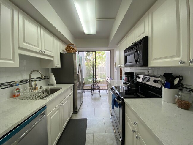 Building Photo - 2101 Bridgewood Dr