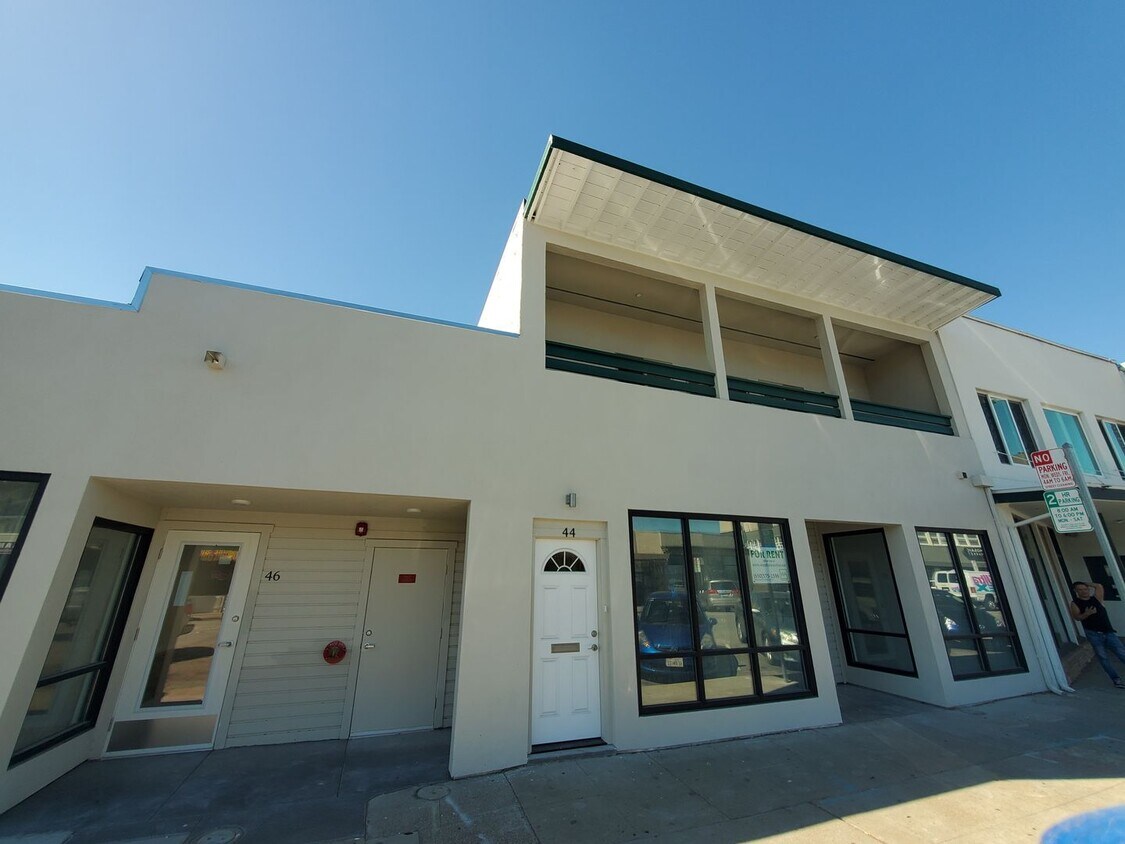 Foto principal - remodeled top floor 2 bedroom 2.5 bath apa...