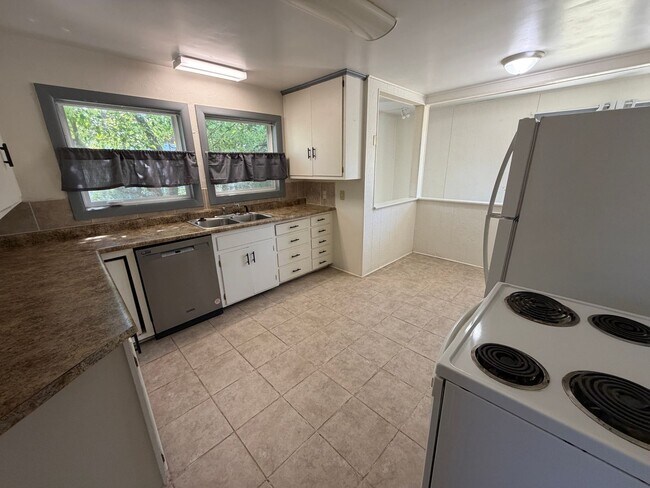Foto del edificio - Prime Location 5 Bed, 2 Bath House