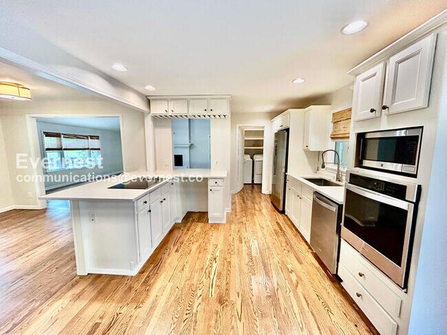 Building Photo - 3 Bed/1.5 Bath Home with Washer/Dryer / Pet-Friendly / Available Now!