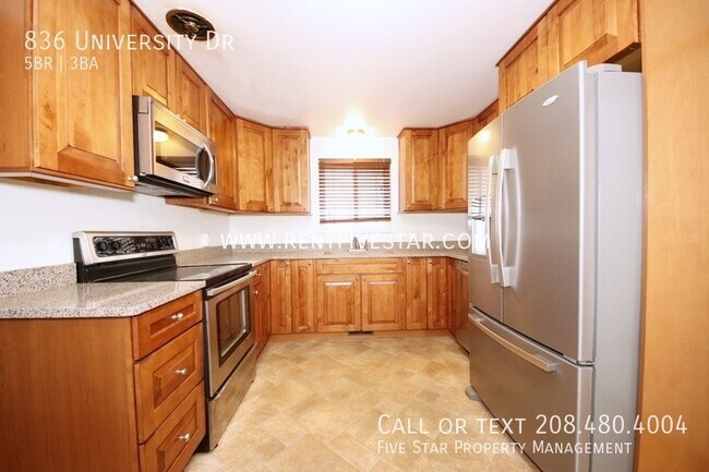 Building Photo - Spacious 5 bedroom walking distance to ISU...