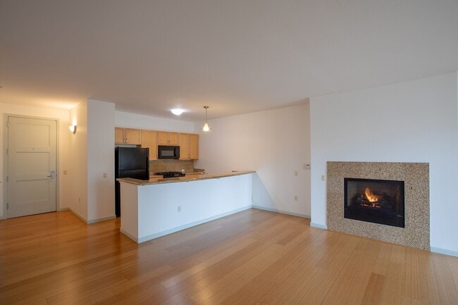 Sweet + secure 1/1 condo with parking, extra storage room + AC available now! - Sweet + secure 1/1 condo with parking, extra storage room + AC available now!