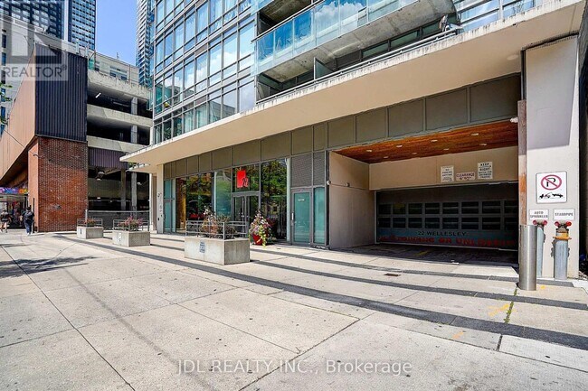 Photo du bâtiment - 22-2122 Wellesley St E