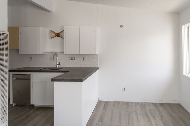 Building Photo - Charming Sunny Pacific Grove Duplex - Available early June