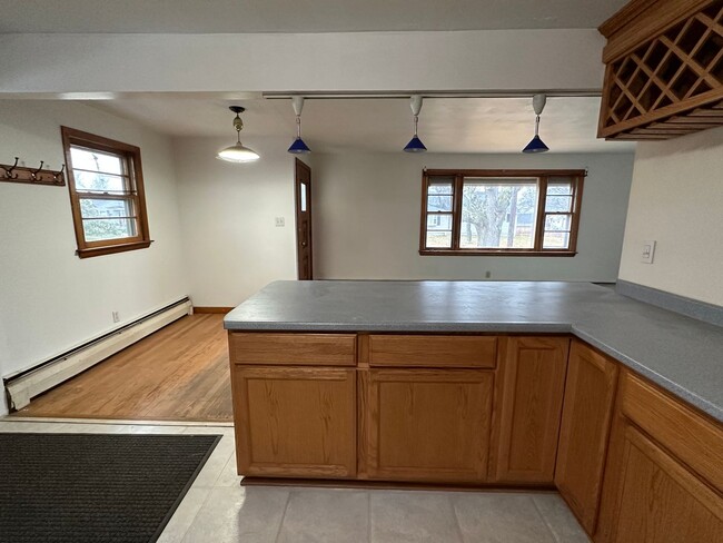 Building Photo - 3 Bedroom 1 Bath Bungalow-Style Ranch