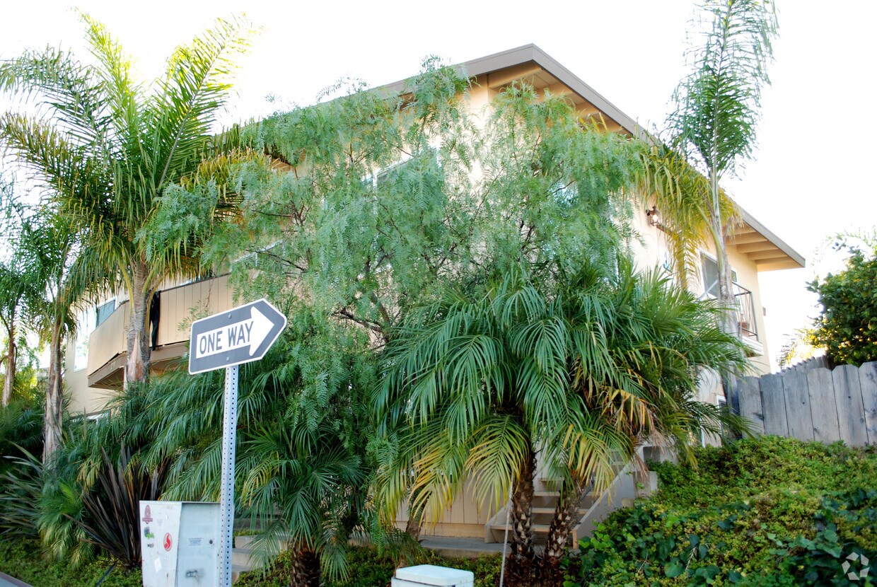 Building Photo - 211 Avenida Montalvo