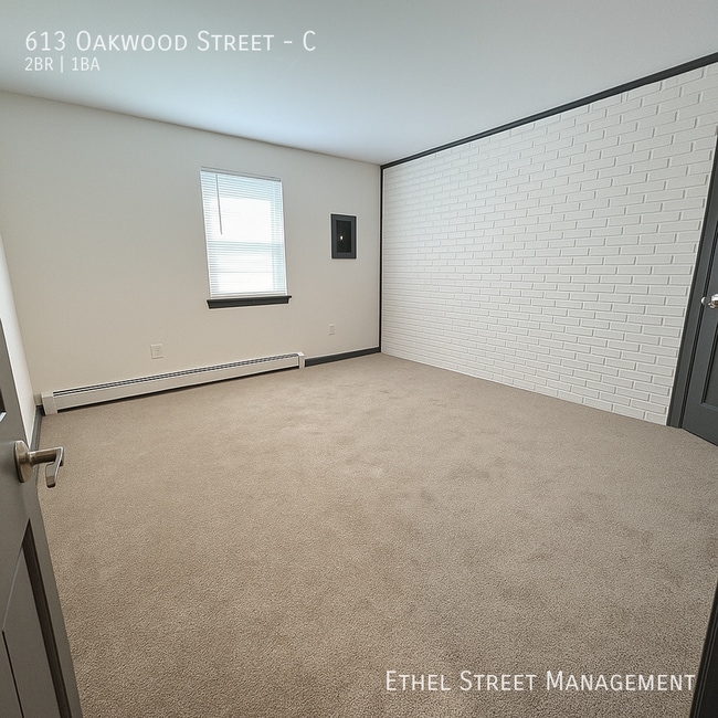 Building Photo - 613 Oakwood St