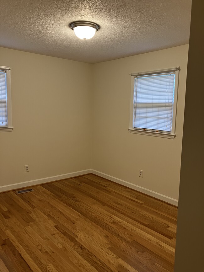 Building Photo - 1424 Hobart Dr