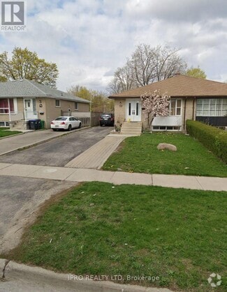 Building Photo - 31 Aloma Crescent