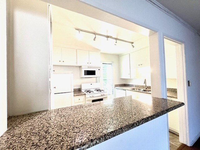 Building Photo - 1152 N Poinsettia Pl