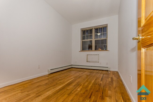 Building Photo - 370 Menahan St