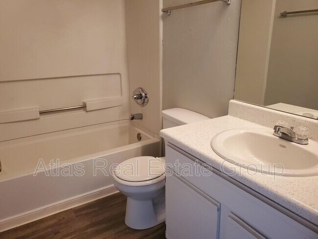 Building Photo - 522 Comanche Village Dr