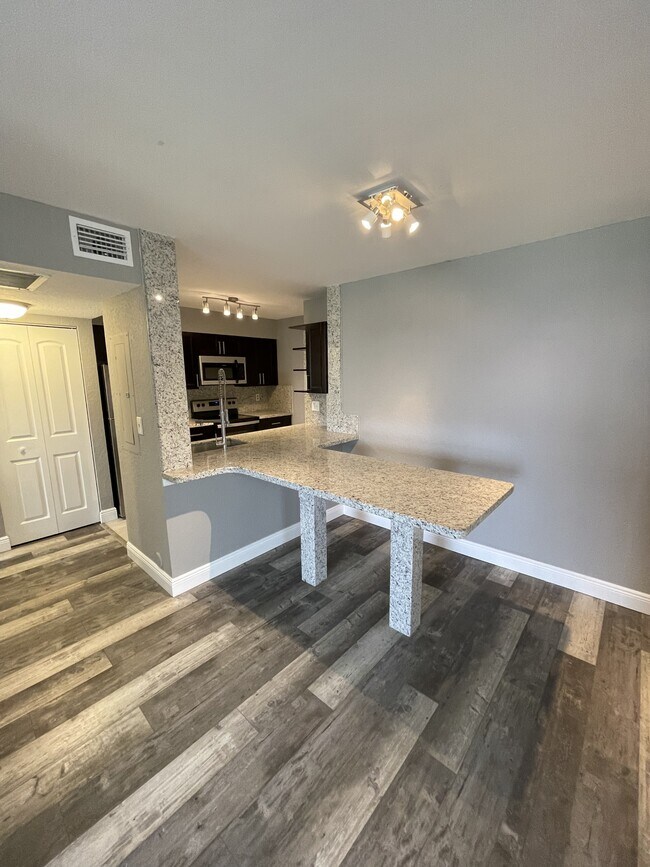 Foto del edificio - 2810 N Oakland Forest Dr