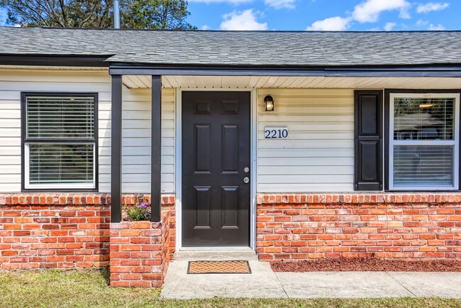 Building Photo - 2210 N Fernwood Dr