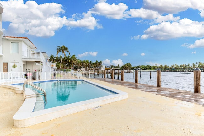 Building Photo - 2508 Bay Dr