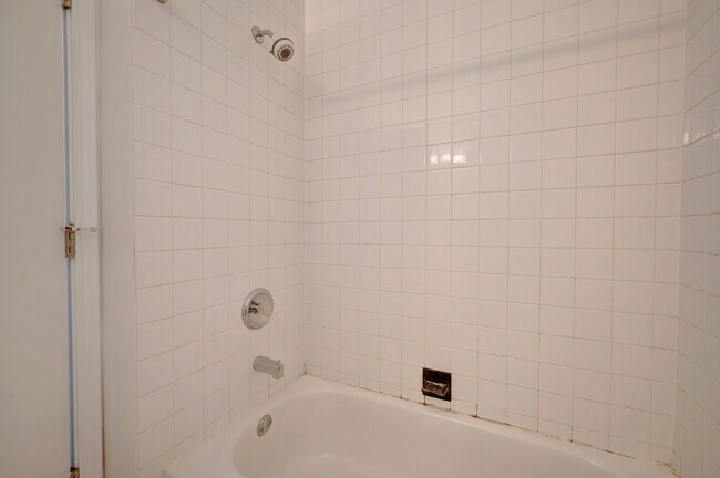 Foto del edificio - 1444 N Campbell Ave