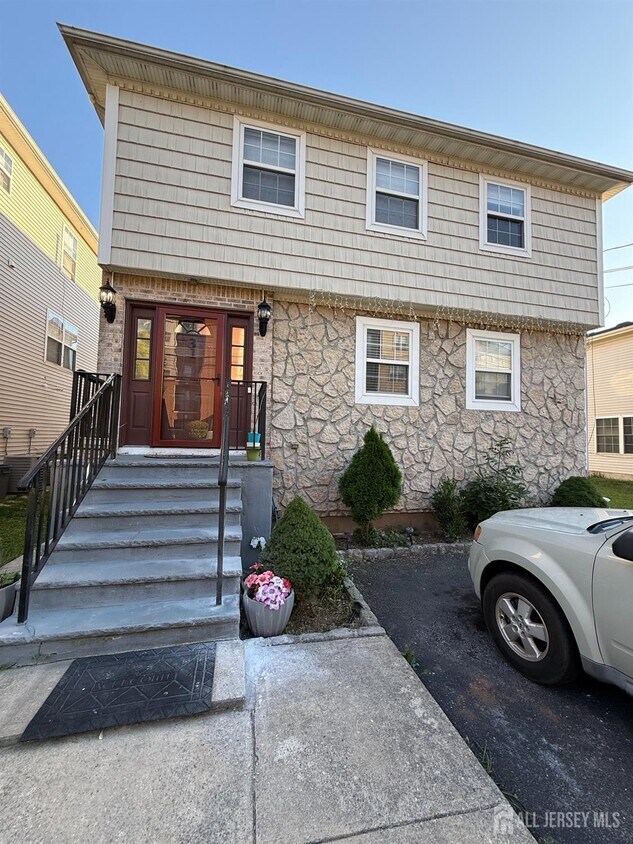 Primary Photo - 31 Beverly St