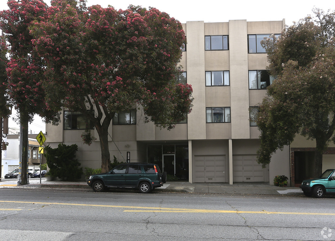 Building Photo - 401 Lake St