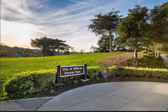 Building Photo - 555 Palm Ave