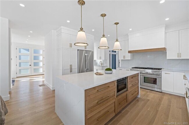 Building Photo - 2 Turnabout Lane Apt #A, Darien, CT 06820 ...
