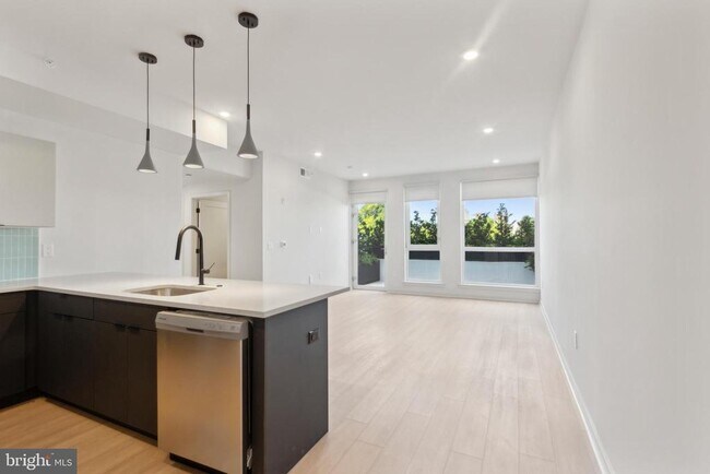 Building Photo - 1775 N American St