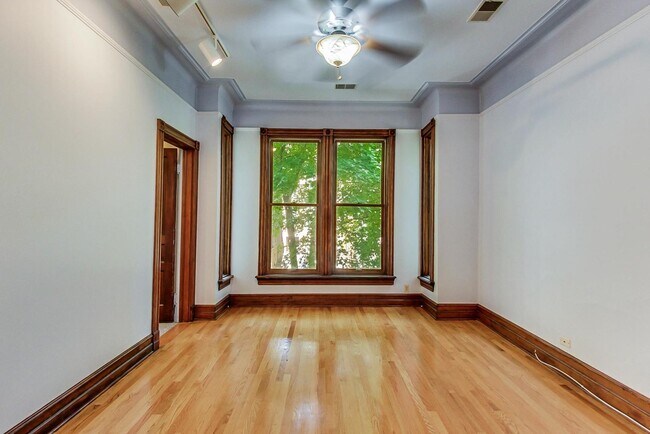 Building Photo - 3536 N Wilton Ave