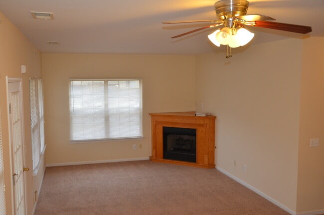 Building Photo - 474 Village Dr