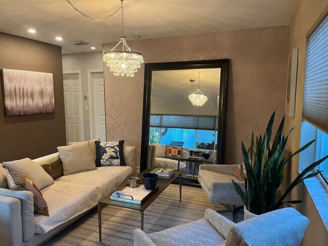 Building Photo - 1006 NE 14th Pl