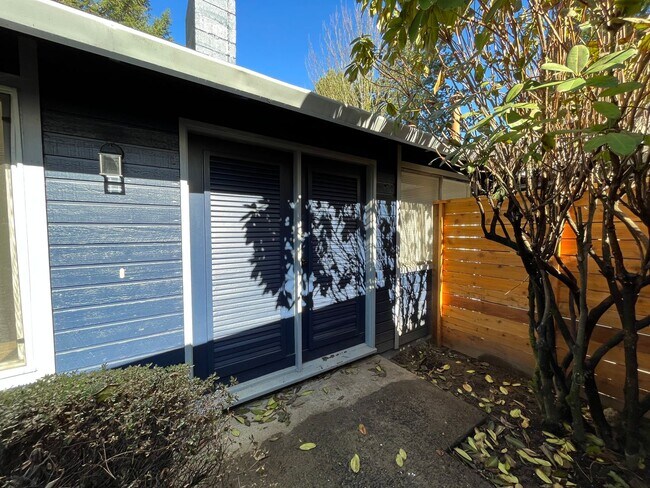 Foto del edificio - Beautiful 2 Bed, 1 Bath Duplex in SW Portland! Enjoy Private Yard, Spacious Floorplan in a Great ...