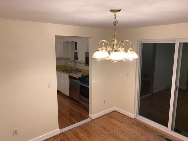 Building Photo - 4268 Sample Ct