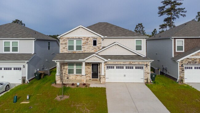 Building Photo - Prime Location! 2700sqft, 4 bed / 2.5 bath...