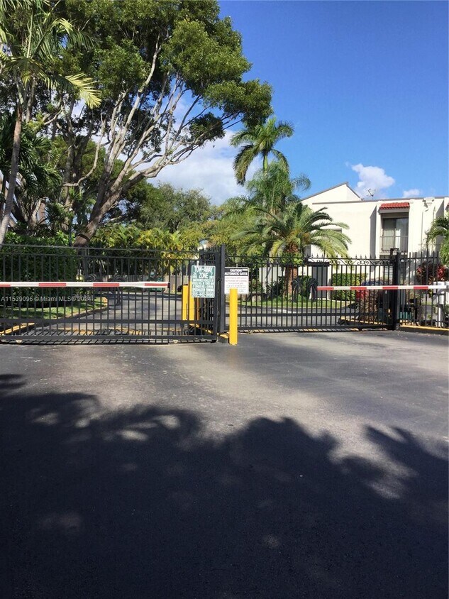 Foto del edificio - 4700 SW 67th Ave
