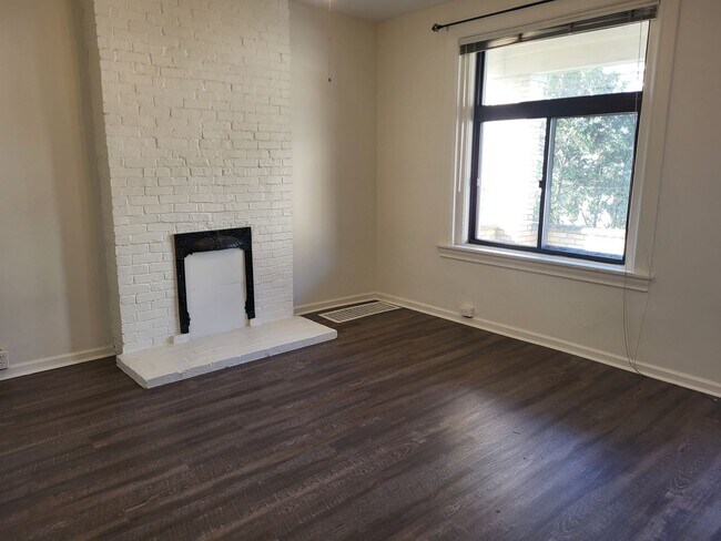 Building Photo - 4 bedroom 2 bath in Mt Washington! Available now!