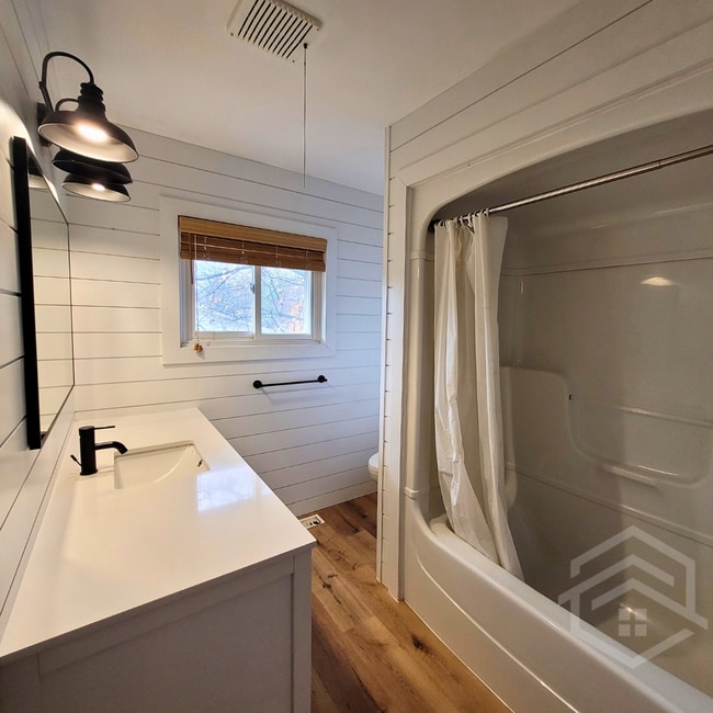 Building Photo - 3-Bedroom House With Shop !!